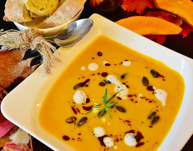 Velouté à la courge poivrée, brunoise de pommes et croûtons au cheddar fort L'Ancêtre